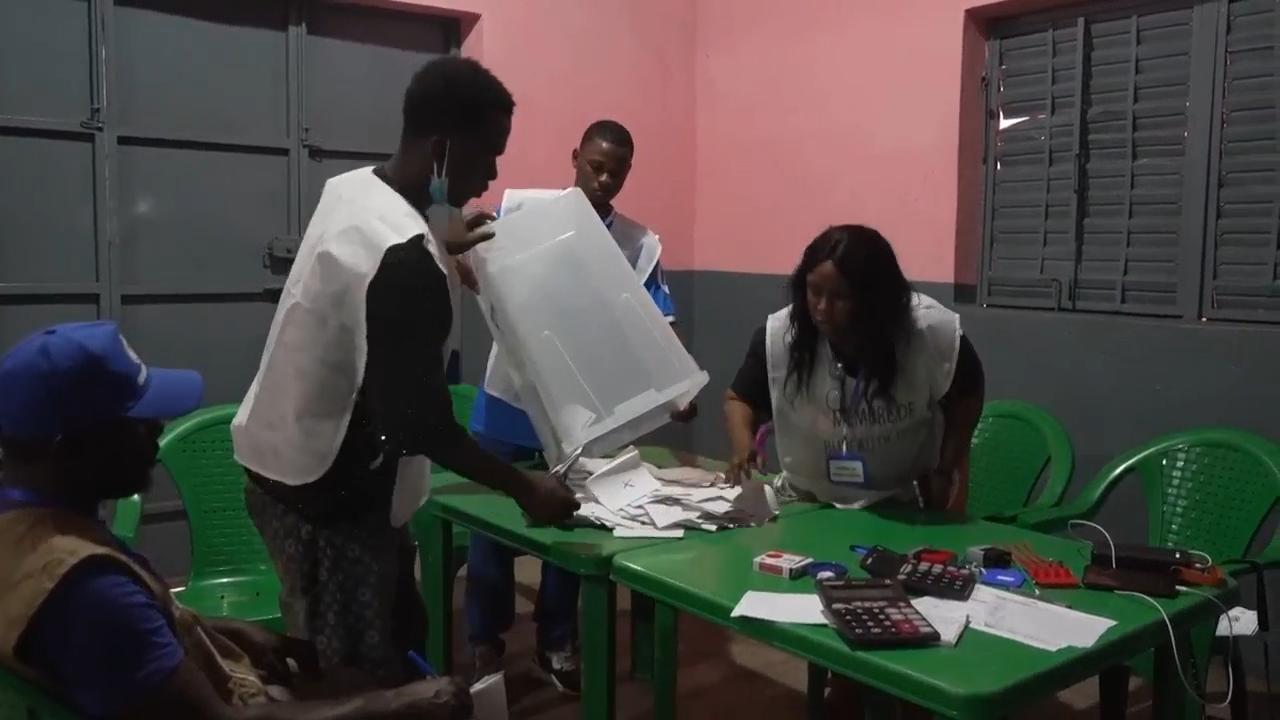 Citizens express mixed feelings as polls close in Guinea's constitutional referendum