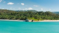 La playa casi desconocida de Galicia: aguas turquesas, arena blanca y unos curiosos restos arqueológicos