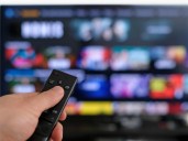 Cuesta casi $13 millones y pesa 108 kilos: este es el televisor más grande que se vende en Chile