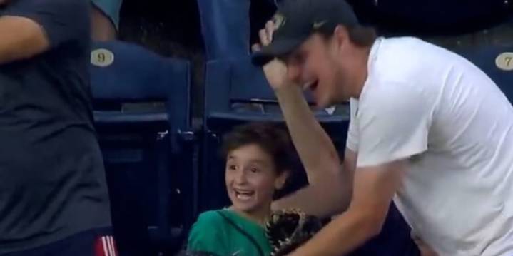 Young Mariners fan celebrates dad's catch