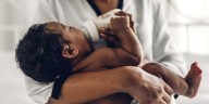La leche materna es crucial para el sueño de los bebés, señalan los investigadores