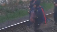 Tren Roca: Pasajeros caminando por las vías en Almirante Brown