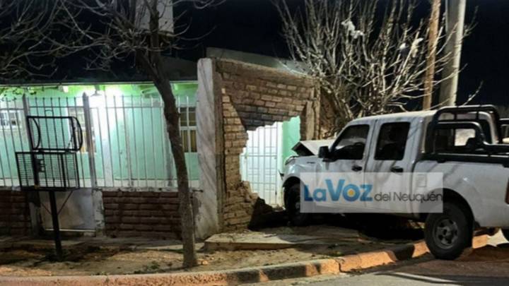 Violento accidente entre un auto y una camioneta dejó daños y un niño hospitalizado en Cutral Co