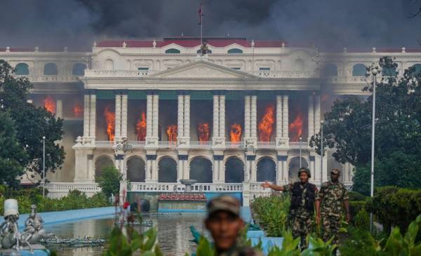 VIDEO. Caos en Nepal: queman el Parlamento, renuncia el primer ministro y a un funcionario lo echan a patadas