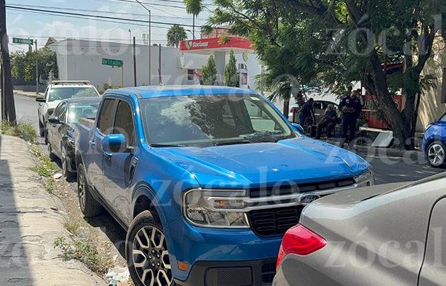 Mujer retorna sin precaución y choca contra dos autos en la colonia Centenario