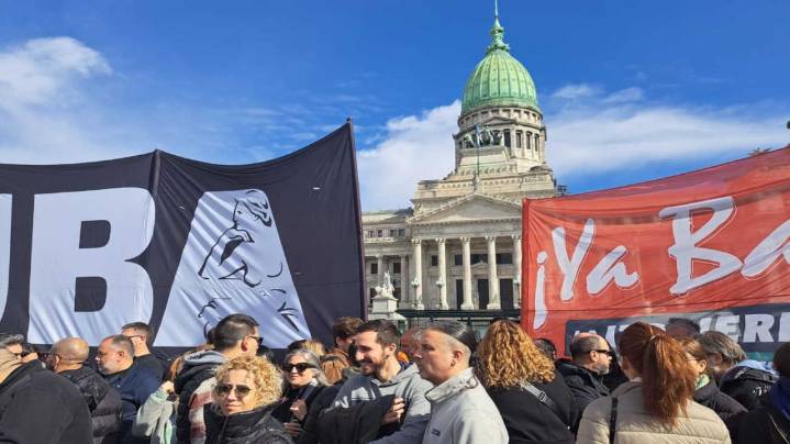 La protesta social frenó la mejora del 'humor digital' y expuso el desgaste político del Gobierno de Javier Milei