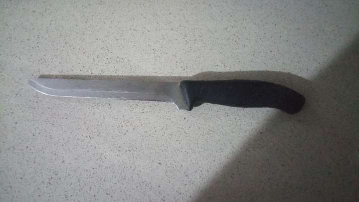 Discuten por un patinete en Vigo y amaga con clavarle un cuchillo a su pareja en presencia de la madre