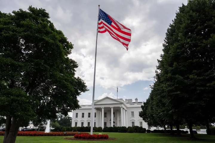 Amenaza Casa Blanca con despidos masivos si demócratas niegan extender gasto público