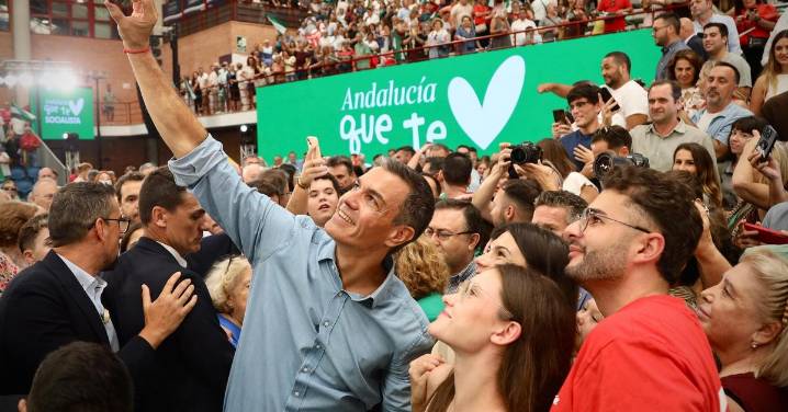 Sánchez arropa la candidatura de Montero en un multitudinario acto en Málaga, en imágenes