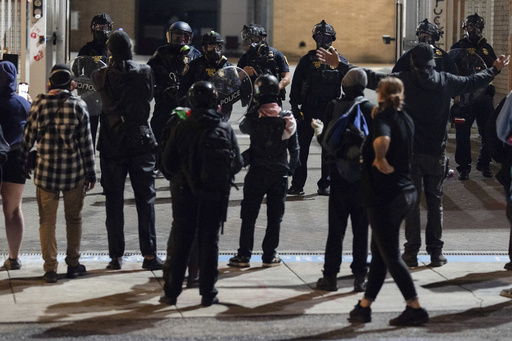 Trump amenaza con enviar tropas a Portland para frenar protestas; alcalde lo considera innecesario