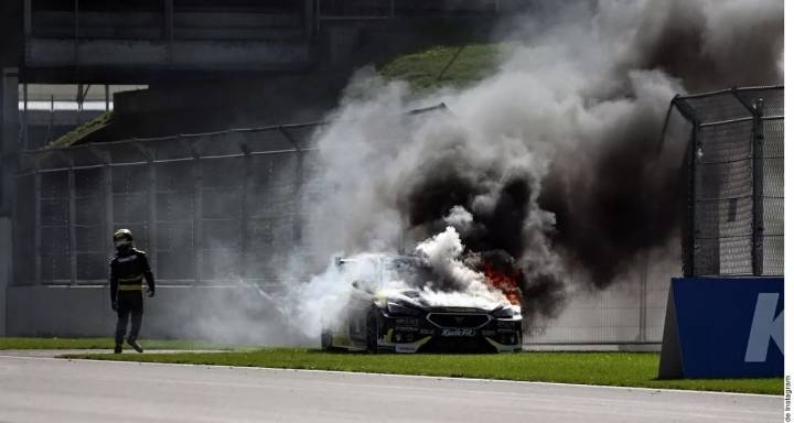 Nicolas Hamilton escapa de un auto en llamas durante una carrera en Silverstone