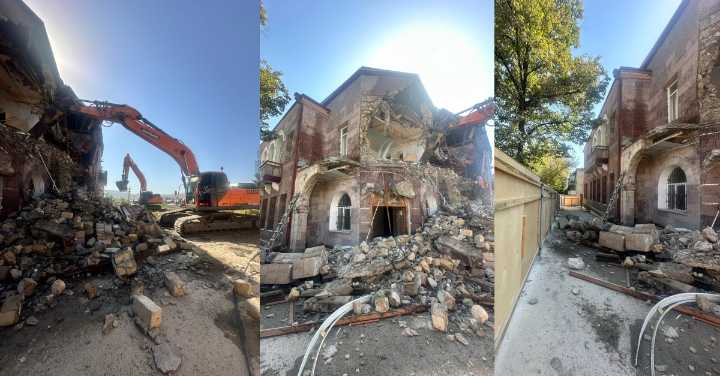 Azerbaiyán demolió el edificio de la Cancillería de Artsaj en el 34º aniversario de su independencia