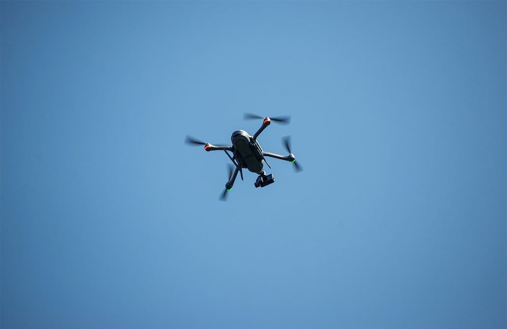 ¿Se puede derribar un dron que sobrevuela tu propiedad? Esto dice le ley en esta zona de Estados Unidos