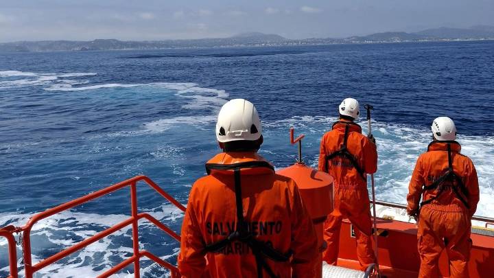 Salvan a 17 migrantes, entre ellos una niña, localizados en una patera a 20 millas de la costa de Valencia