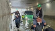 Churubusco: policías rescatan a 63 personas atrapadas en autobús varado en inundación