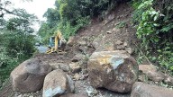 Cubren lodo y piedras el camino principal a Cuacuila tras desprendimiento de ladera