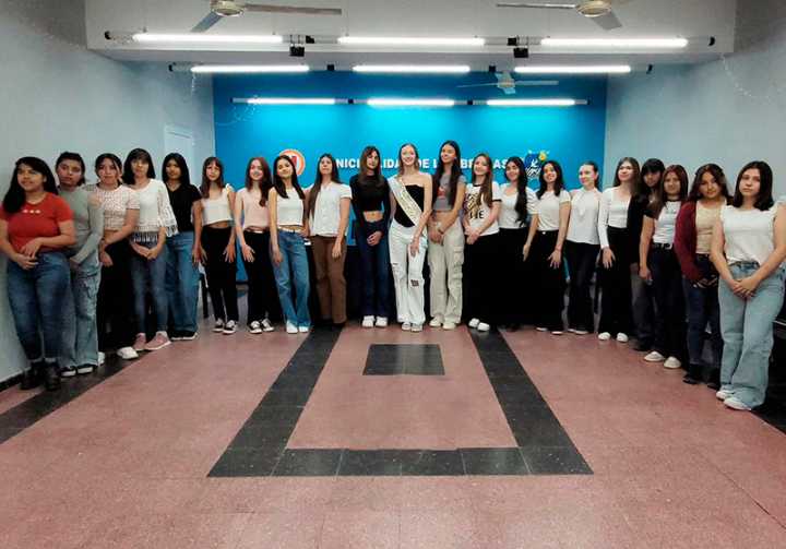 Instruyen a jóvenes candidatas a Reina del Estudiante Breñense