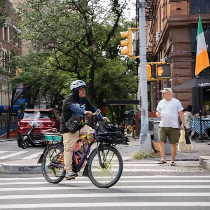 Adams fija límite de velocidad para bicicletas y patinetes en NYC