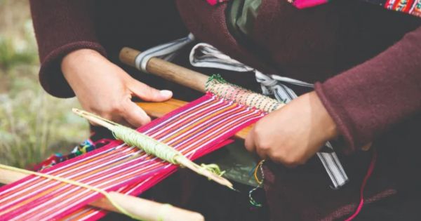 Dictarán un taller gratuito de tejido con telar para crear fajas norteñas en Salta