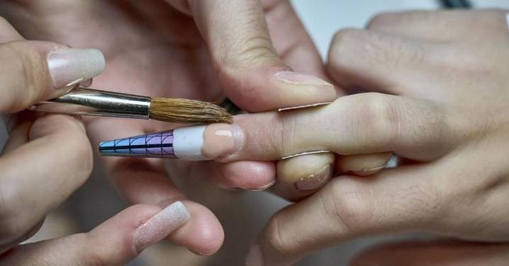 Esmaltes semipermanentes y fertilidad: los riesgos de los compuestos prohibidos por la UE