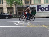 Si corres una bicicleta o patineta eléctrica en NYC, a más de 15 mph, ahora puedes enfrentar una multa