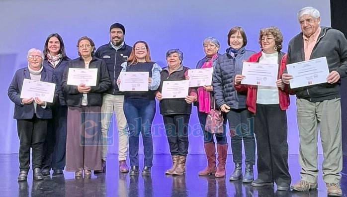 Senama entrega fondos a agrupaciones de adultos mayores de la provincia 