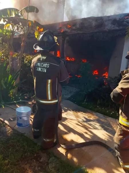 Bomberos sofocan incendio en la SM 313 de Cancún sin mayores daños