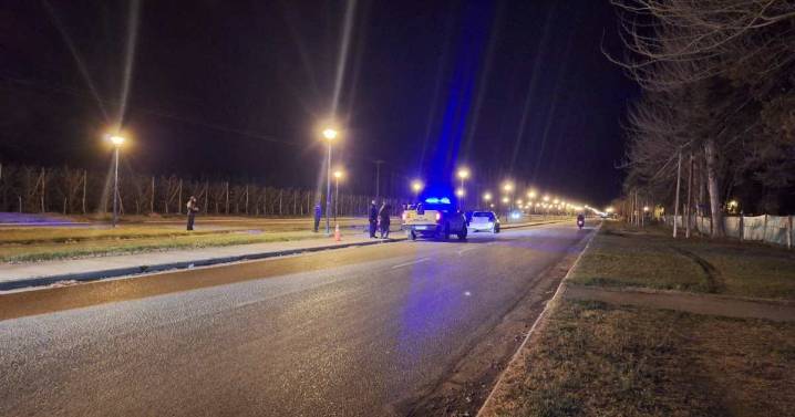 Tragedia en Roca: una mujer murió tras caer de su moto, qué se sabe