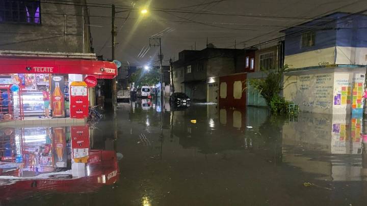 Lluvia histórica deja inundaciones en varias colonias de Nezahualcóyotl