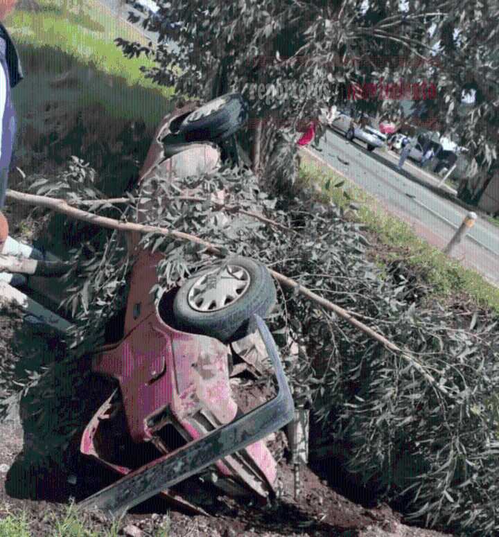 UN VEHÍCULO SE FUE A LA ZANJA POR ESQUIVAR A UN MOTOCICLISTA EN JOCOTITLÁN