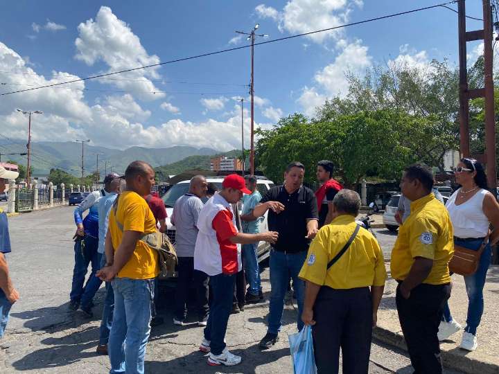 Transportistas exigen ajuste del pasaje anclado al dólar