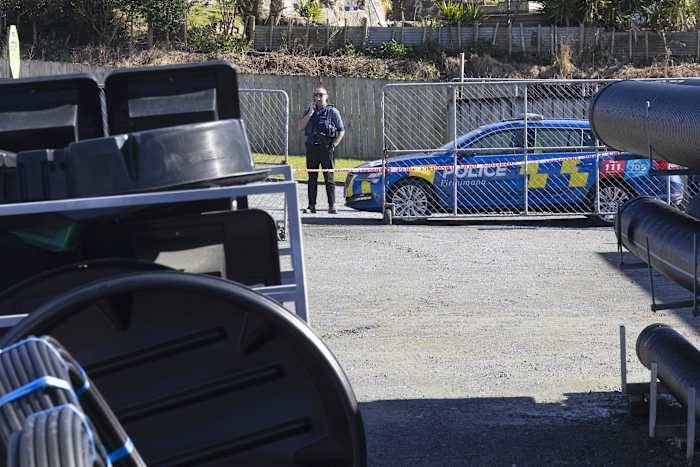 A New Zealand father who evaded authorities with his 3 children for years is shot dead by the police