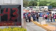 Padres de los 43 de Ayotzinapa toman caseta de cobro de la Autopista del Sol en Chilpancingo