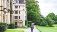 De la indisciplina a la calma: un colegio británico expulsa a 200 alumnos en tres semanas y presume sus resultados