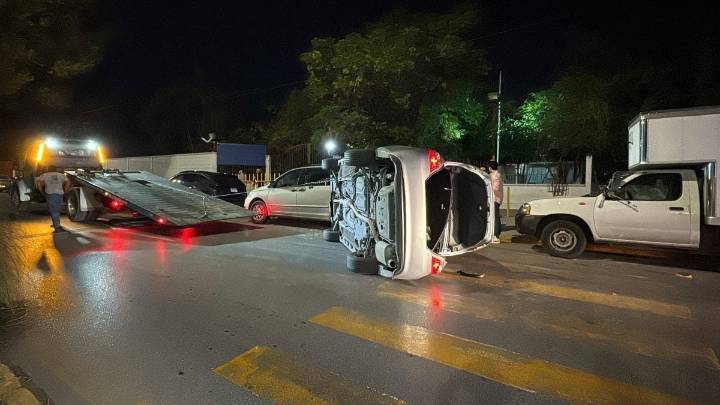 Le cierran paso a conductor al norte de Saltillo y vuelca; dos autos más terminaron con daños