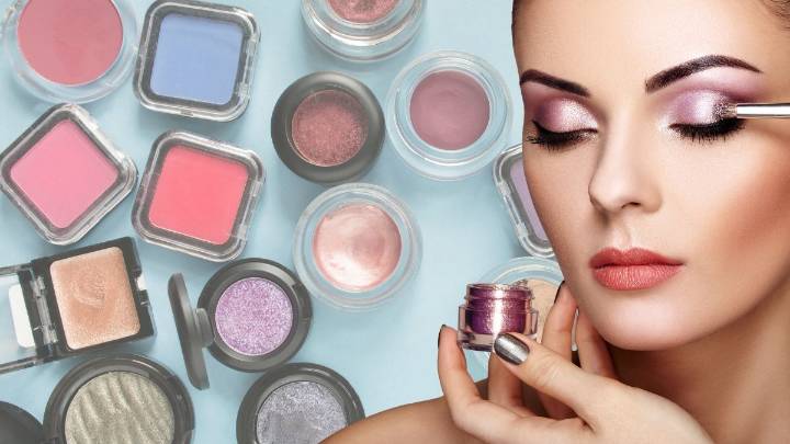 Cómo maquillarse los ojos con sombras metalizadas y que no se corran