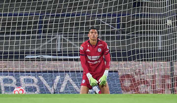 Otro oso de Kevin Mier, afición de Cruz Azul no lo perdona y lo abuchea