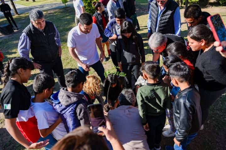 Sáenz Peña celebró el Día del Árbol con alumnos y plantación de ejemplares autóctonos