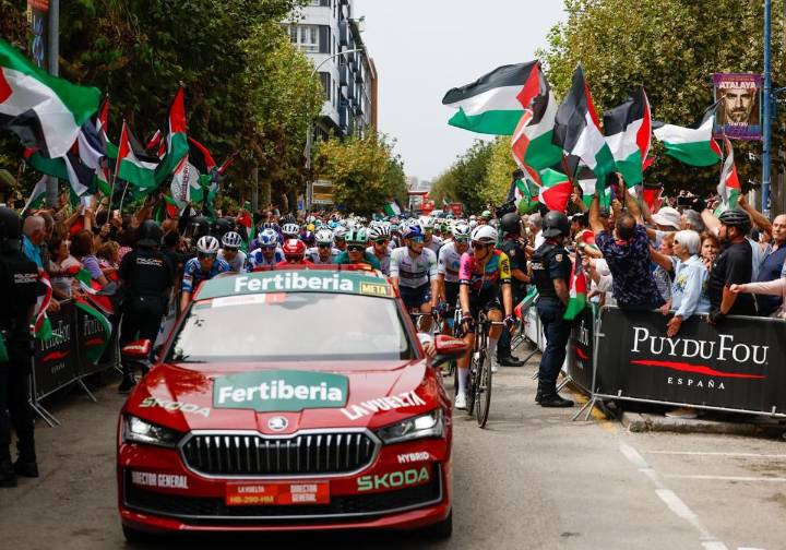 La Vuelta llega a Asturias: Se llama a protestar contra Israel en varios puntos de la carrera como Llanes, Nava y el Angliru