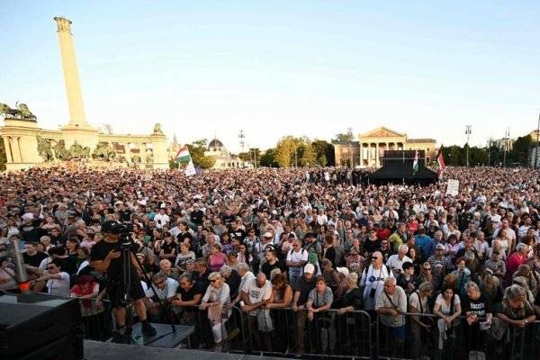 Miles de personas se manifiestan en Hungría contra las campañas mediáticas de Orbán