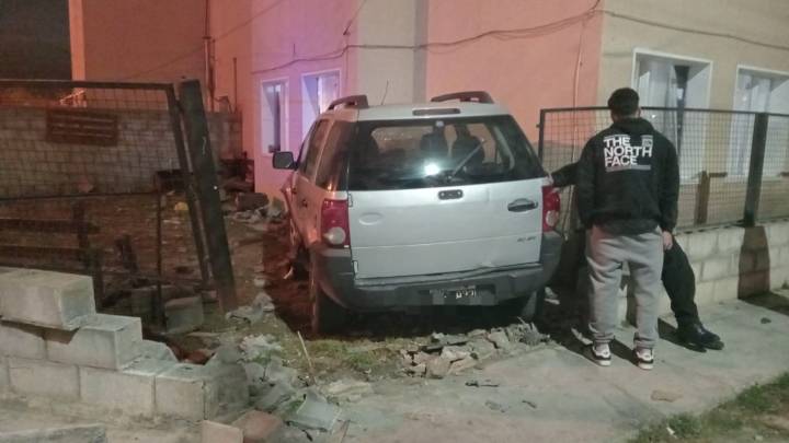 Impactante accidente vehicular en Río Gallegos: una vivienda resultó dañada