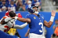 Deadspin | Giants plot QB change? Brian Daboll 'evaluating everything'