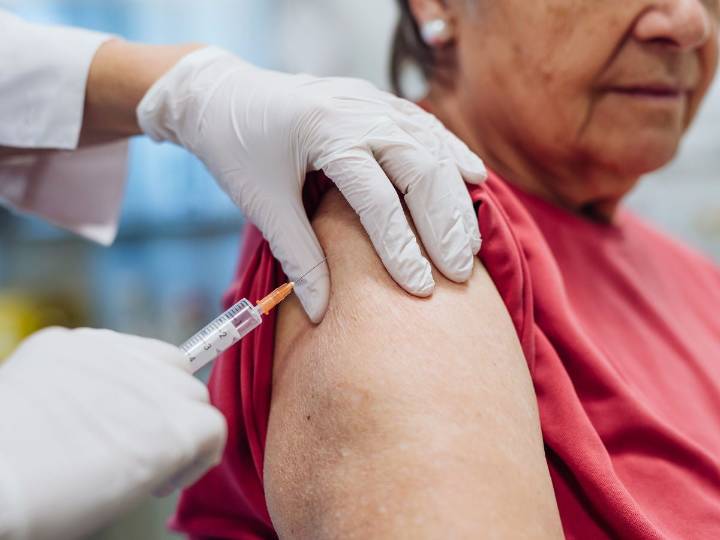 Vacuna VSR adultos mayores: por qué aplicarla y cuándo llega a México