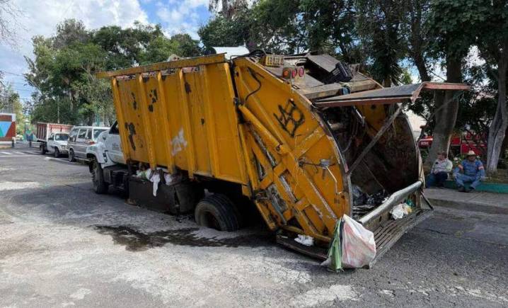 Camión recolector de basura cae en oquedad, ahora, en la GAM