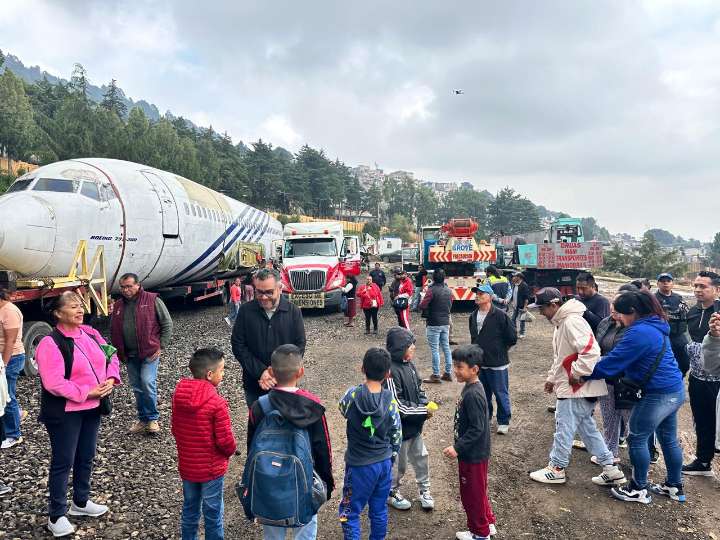 Magdalena Contreras: avión biblioteca aterriza en la Utopía Oyamel