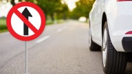 Solo algunos logran saber qué significa la señal de transito con una flecha hacia arriba y una franja cruzada