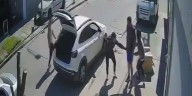 Delincuentes le robaron el auto a un hombre en Isidro Casanova y lo dejaron en ropa interior