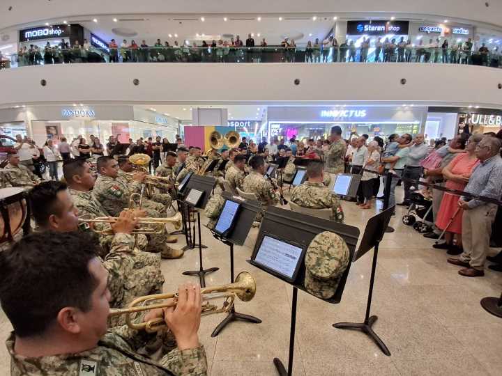 Disfrutan familias tabasqueñas un paseo musical con la Banda de la VII Región Militar