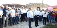 Con los brazos abiertos, familias del Centro Integrador de Desarrollo los Pájaros en Jonuta, reciben al Gobernador Javier May