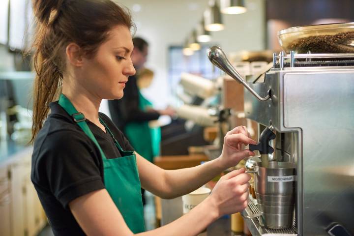 Trabajadores de Starbucks demandan a la compañía por el nuevo código de vestimenta